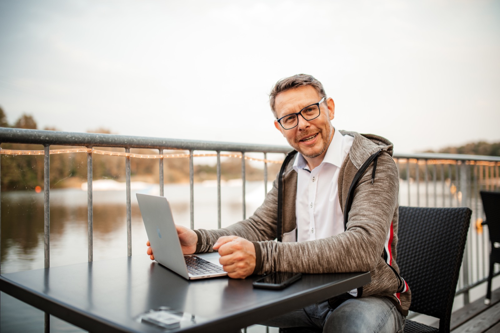 Thomas Harneit im Gespräch am Laptop